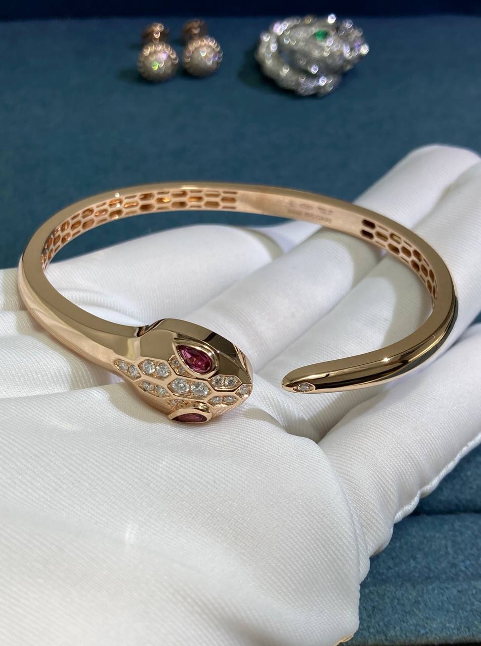Pulsera de serpiente con diamantes y rubelitas