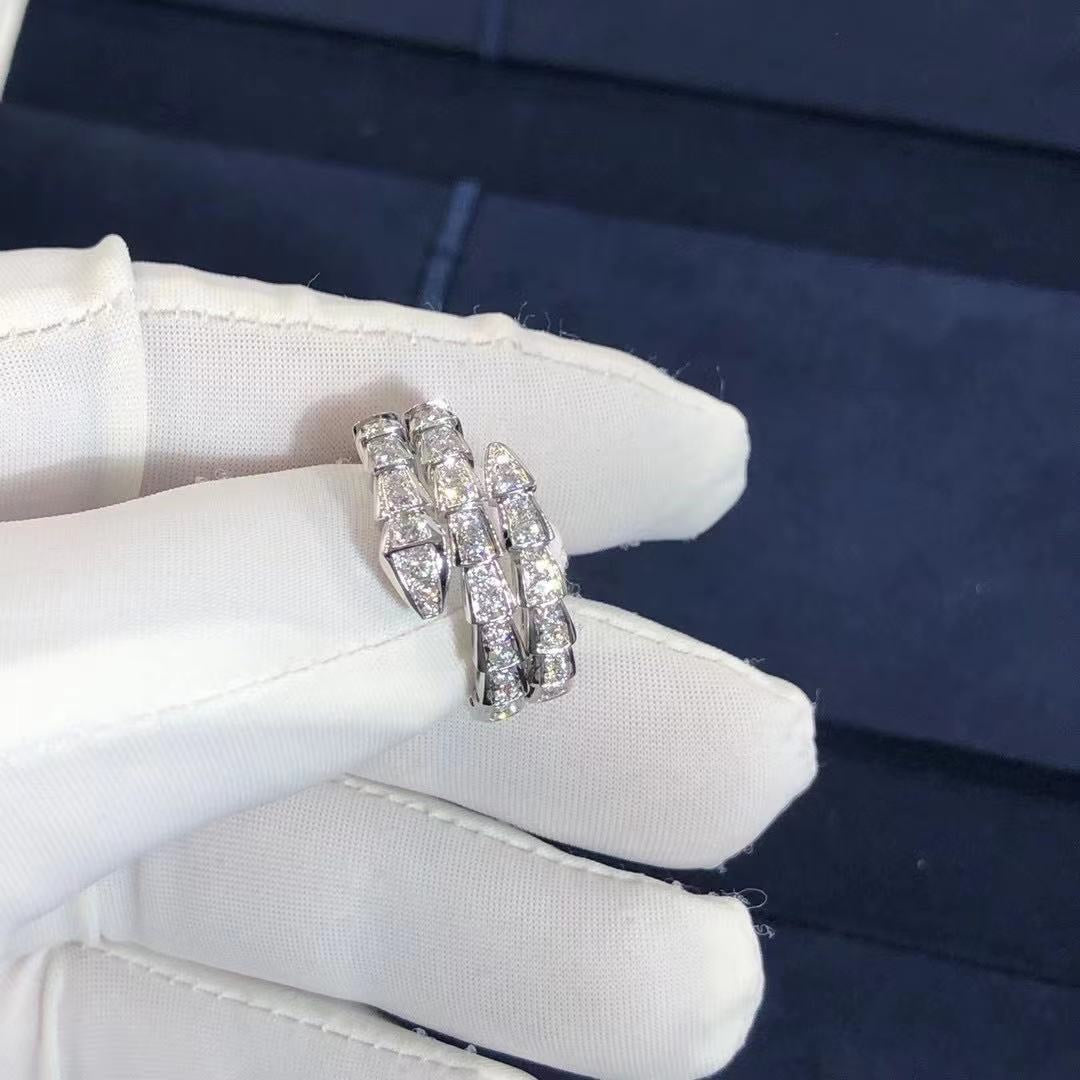 Anillo de diamantes de doble hilera con forma de serpiente