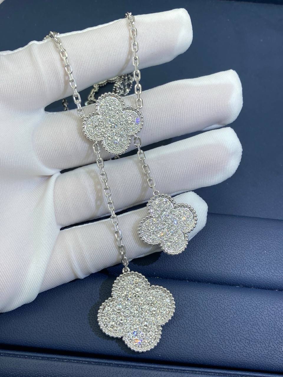 VC 6 motif diamond necklace
