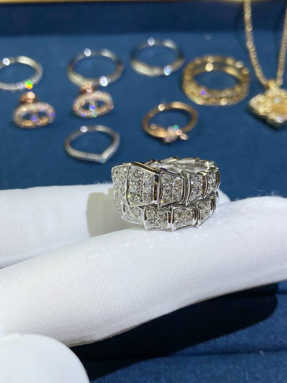 Serpent Single row diamond ring model L