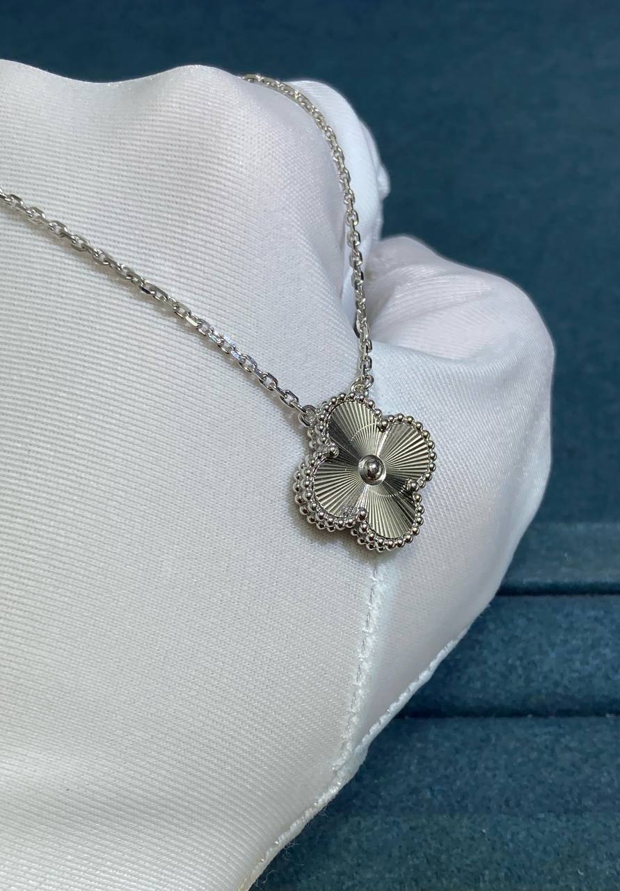 VC Guilloché pendant
