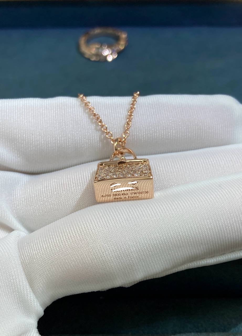 Amulets pendant with pavé diamonds