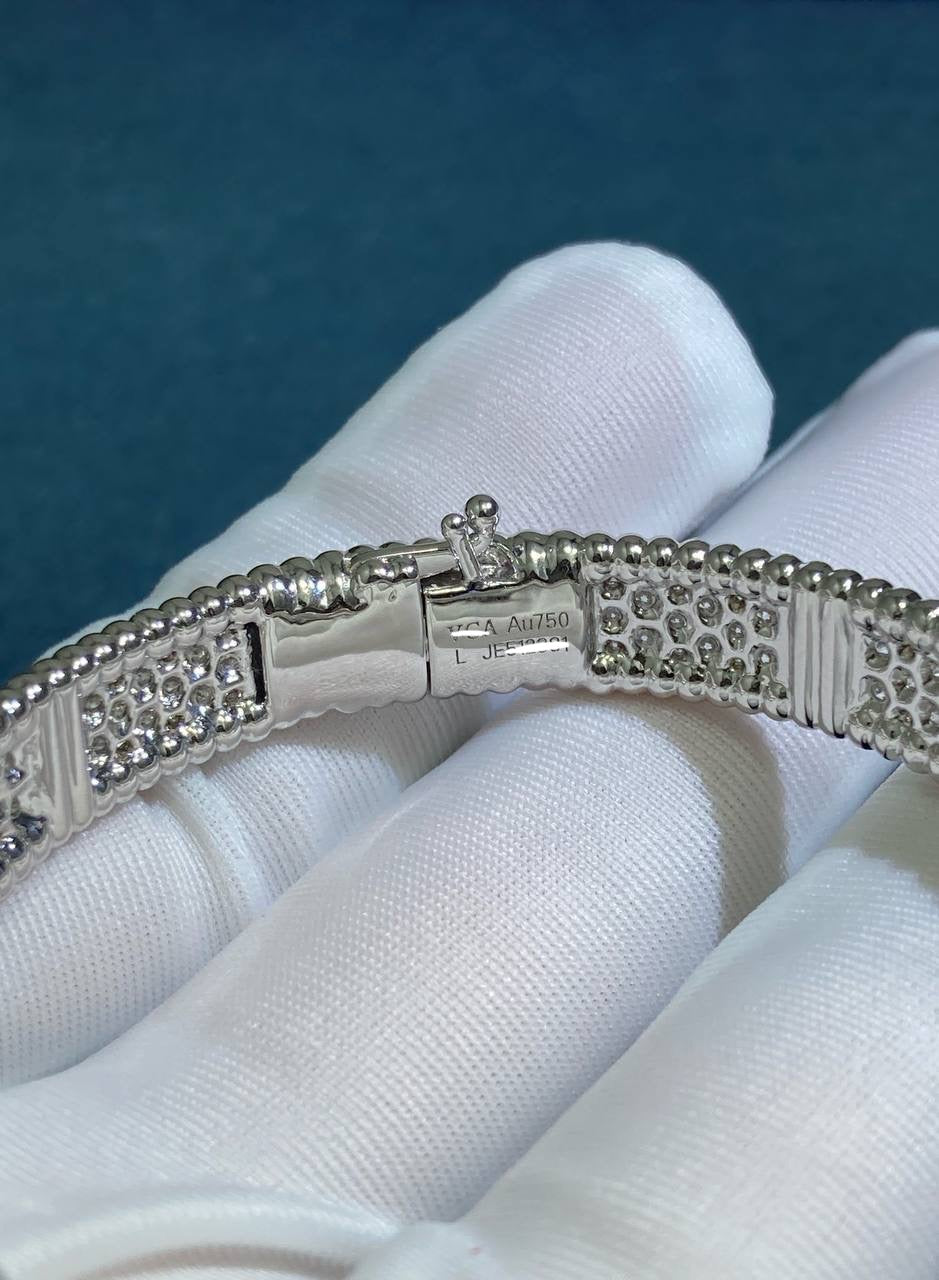 Pulsera VC con pavé completo de diamantes de 3 hileras