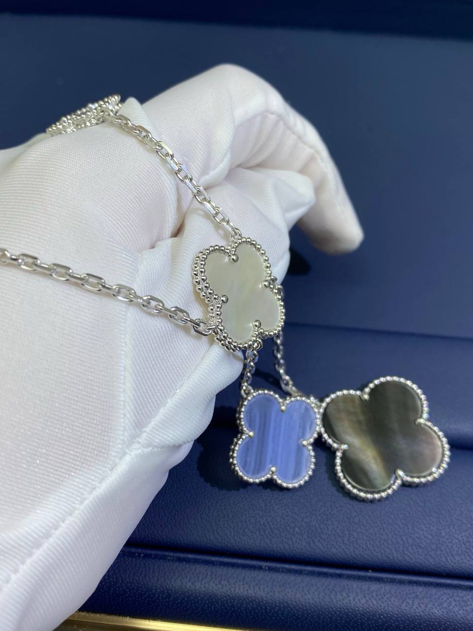 Collar de 6 motivos de calcedonia VC MOP