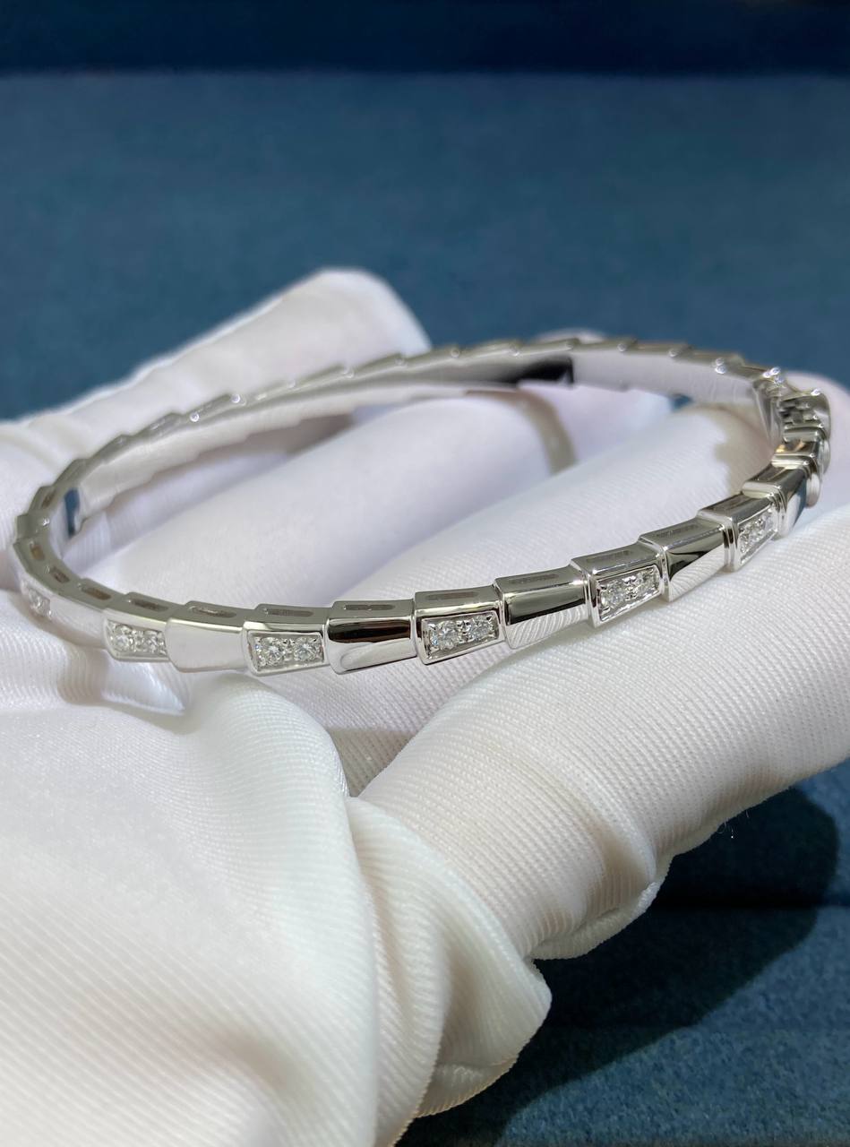 Serpent bracelet with diamonds