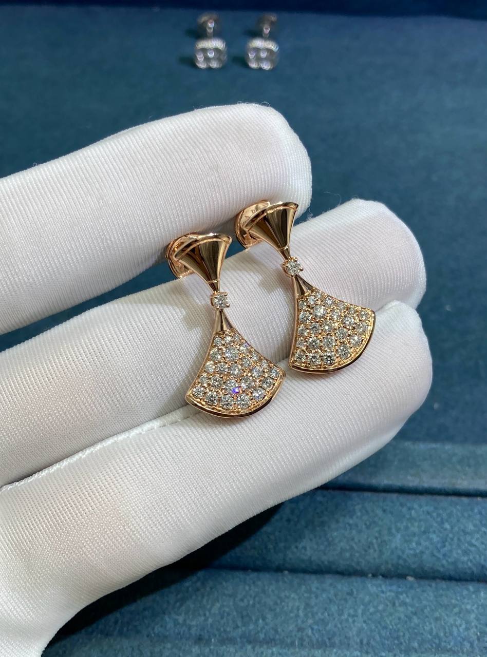 Diva’s earrings with diamonds