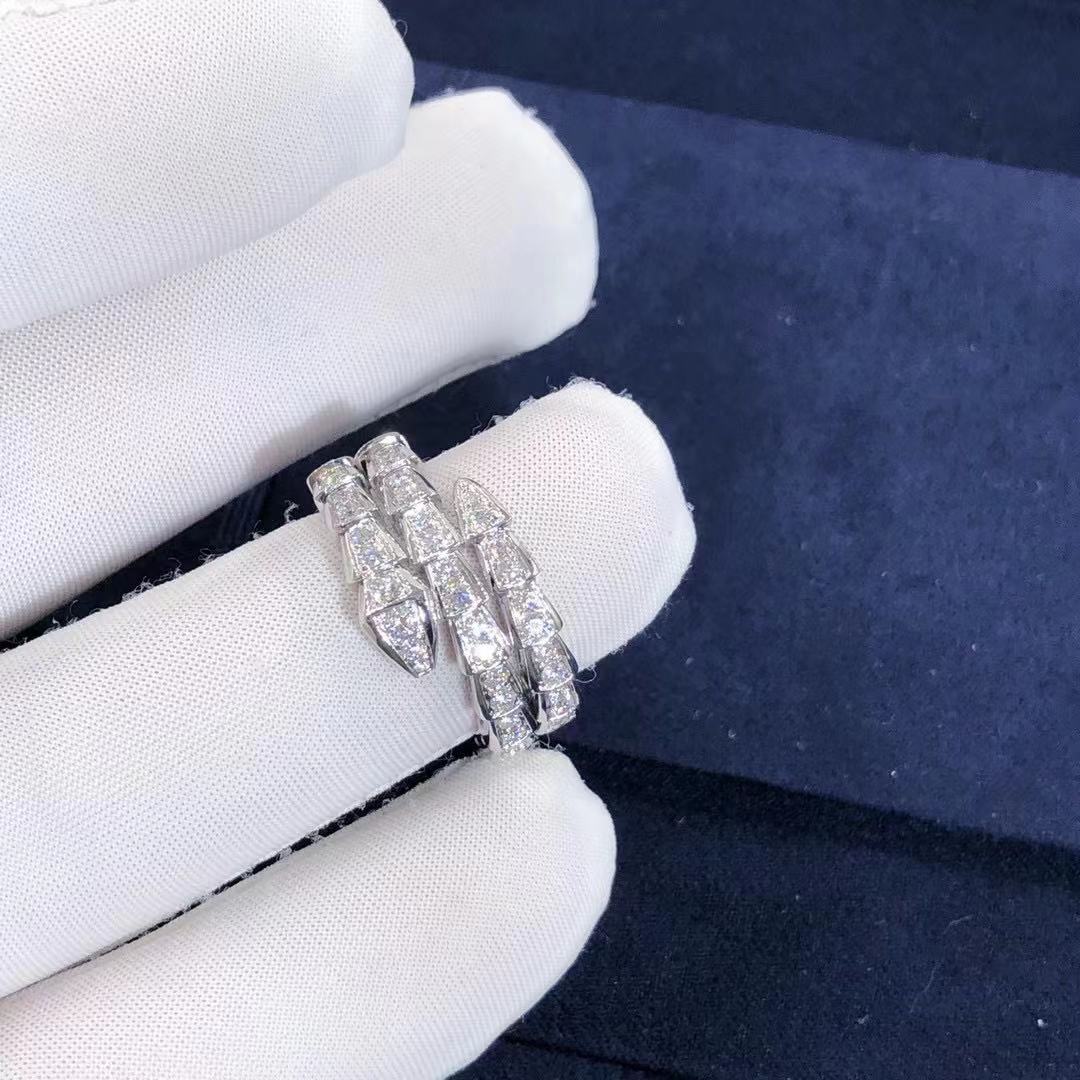 Anillo de diamantes de doble hilera con forma de serpiente