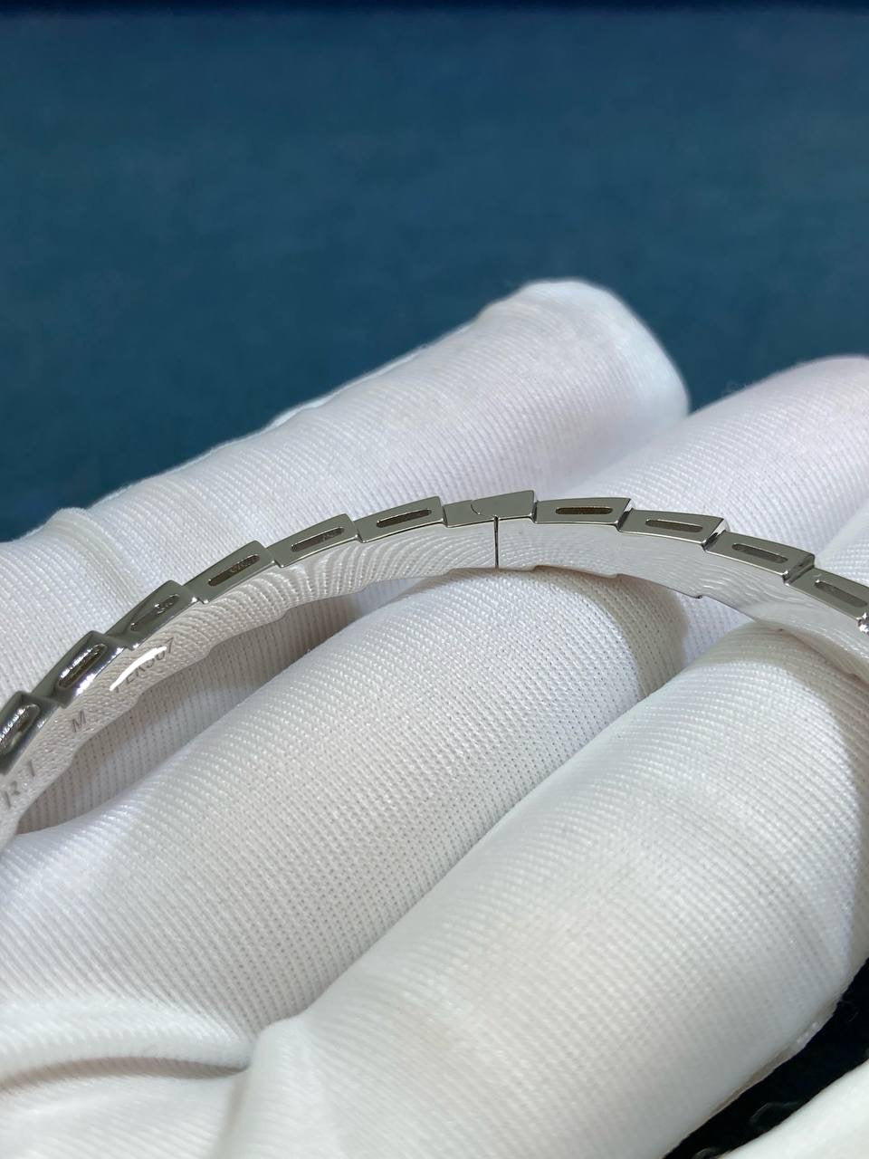 Serpent bracelet with diamonds
