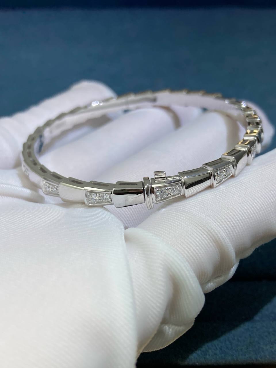 Serpent bracelet with diamonds