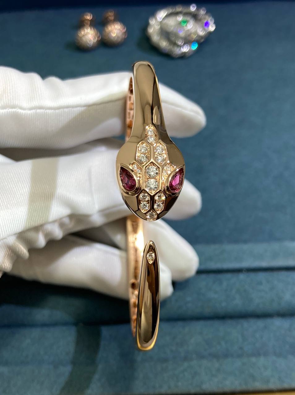 Pulsera de serpiente con diamantes y rubelitas