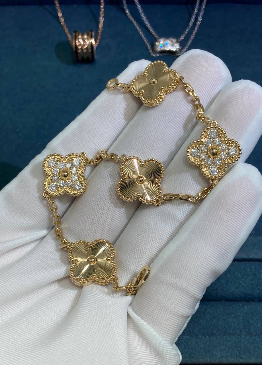VC Guilloché bracelet with Half Pavé diamonds