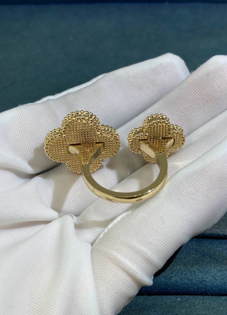 VC between the finger ring with Malachite