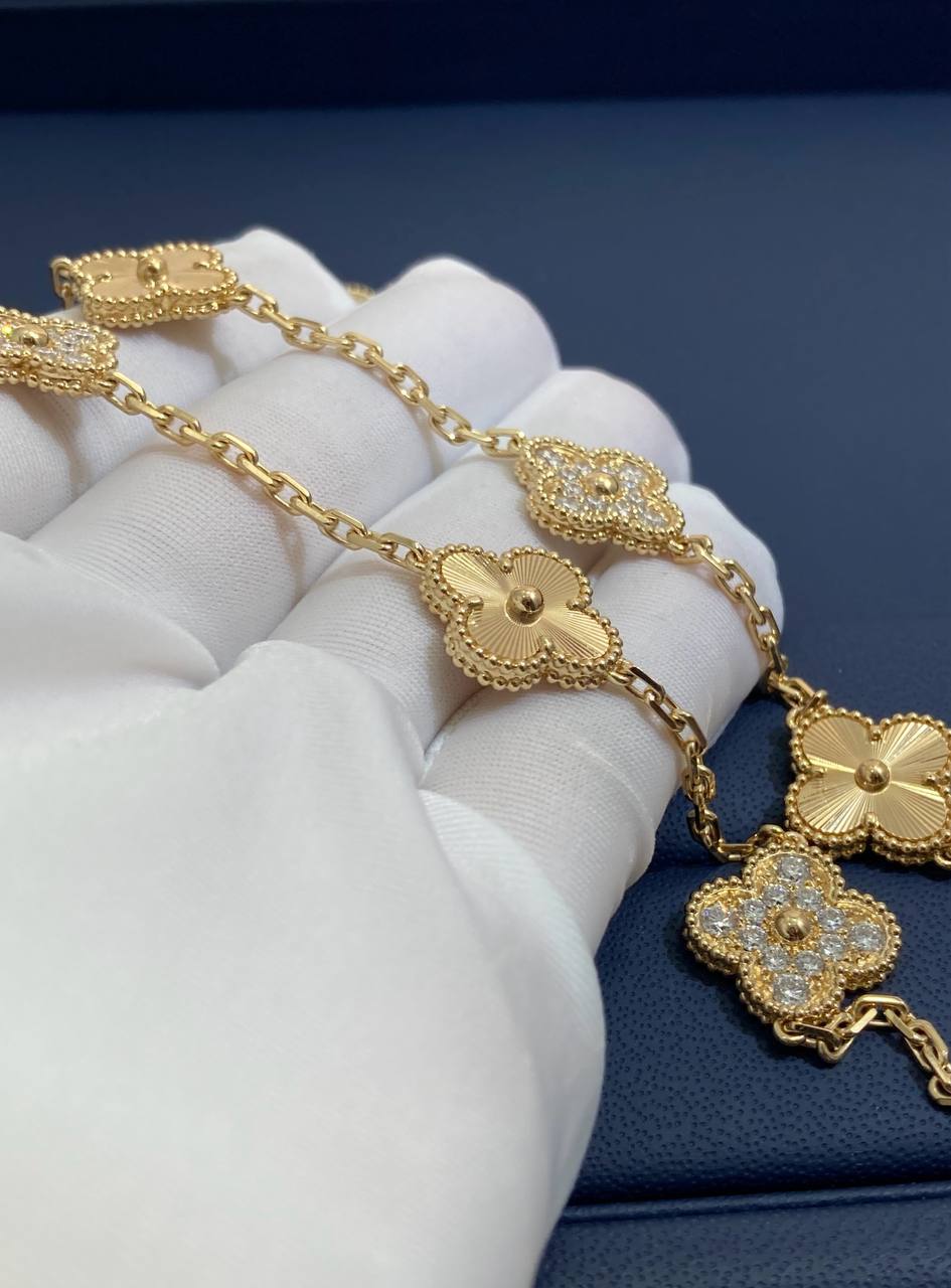 Collar guilloché con motivo VC 20 y medio pavé de diamantes