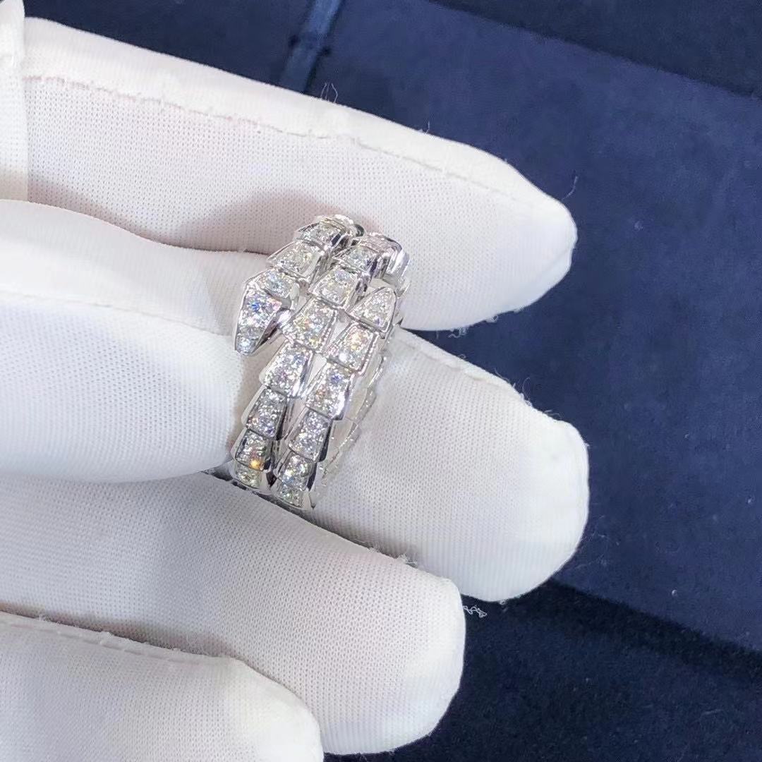 Anillo de diamantes de doble hilera con forma de serpiente