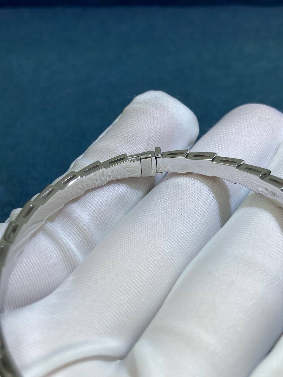 Serpent bracelet with diamonds