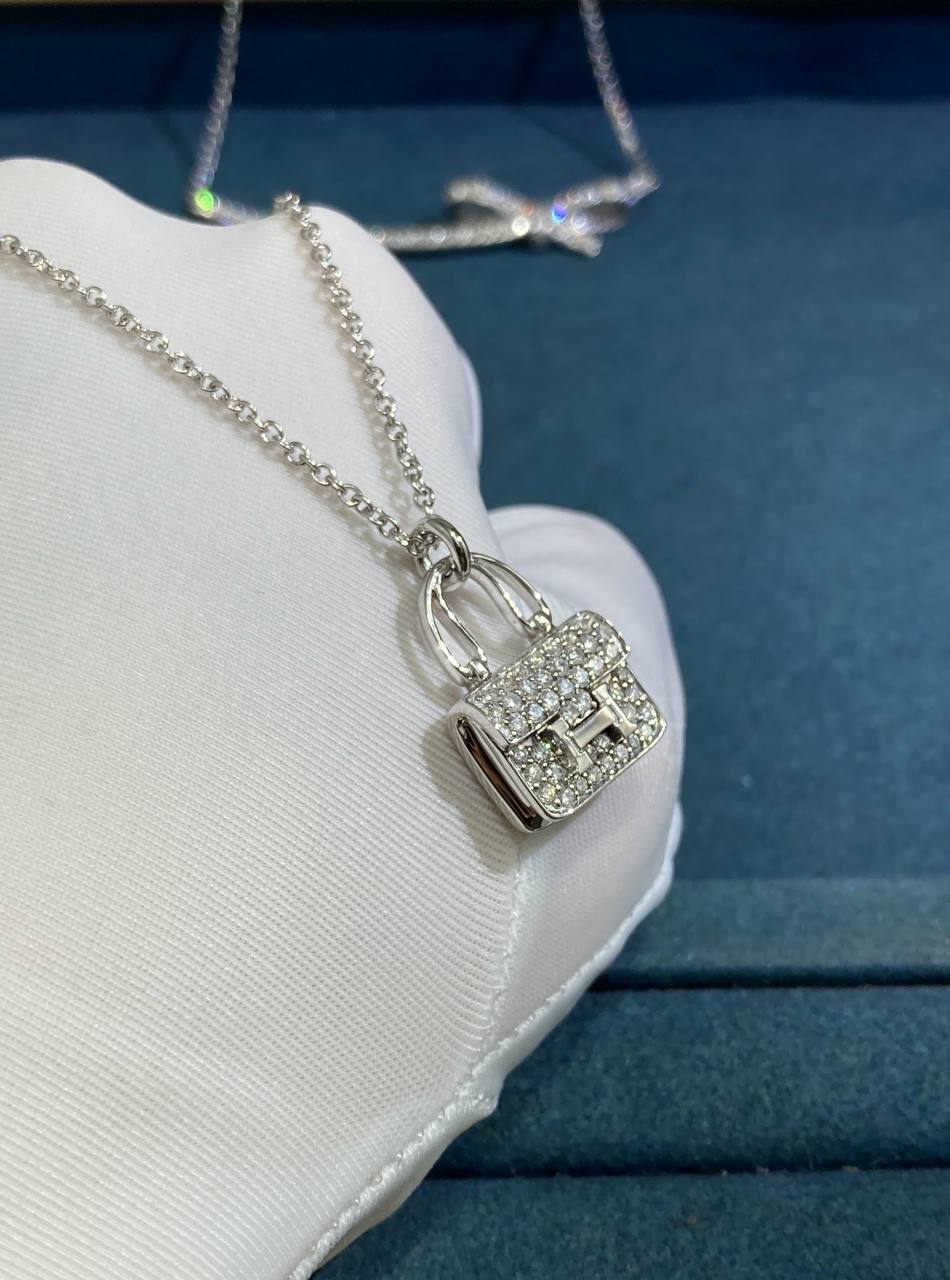 Amulets pendant with pavé diamonds