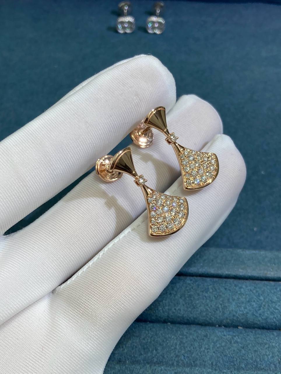 Diva’s earrings with diamonds