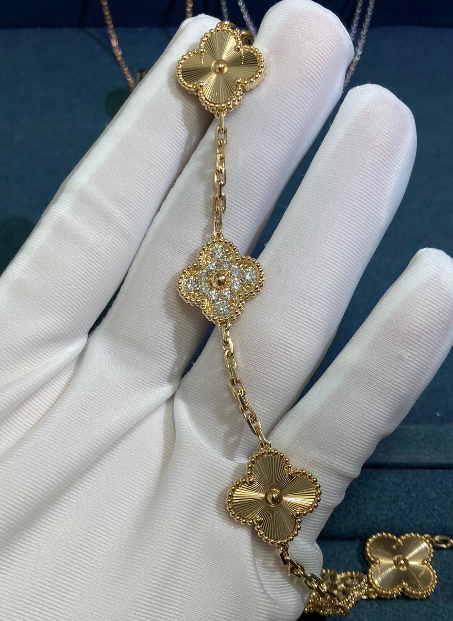 VC Guilloché bracelet with Half Pavé diamonds