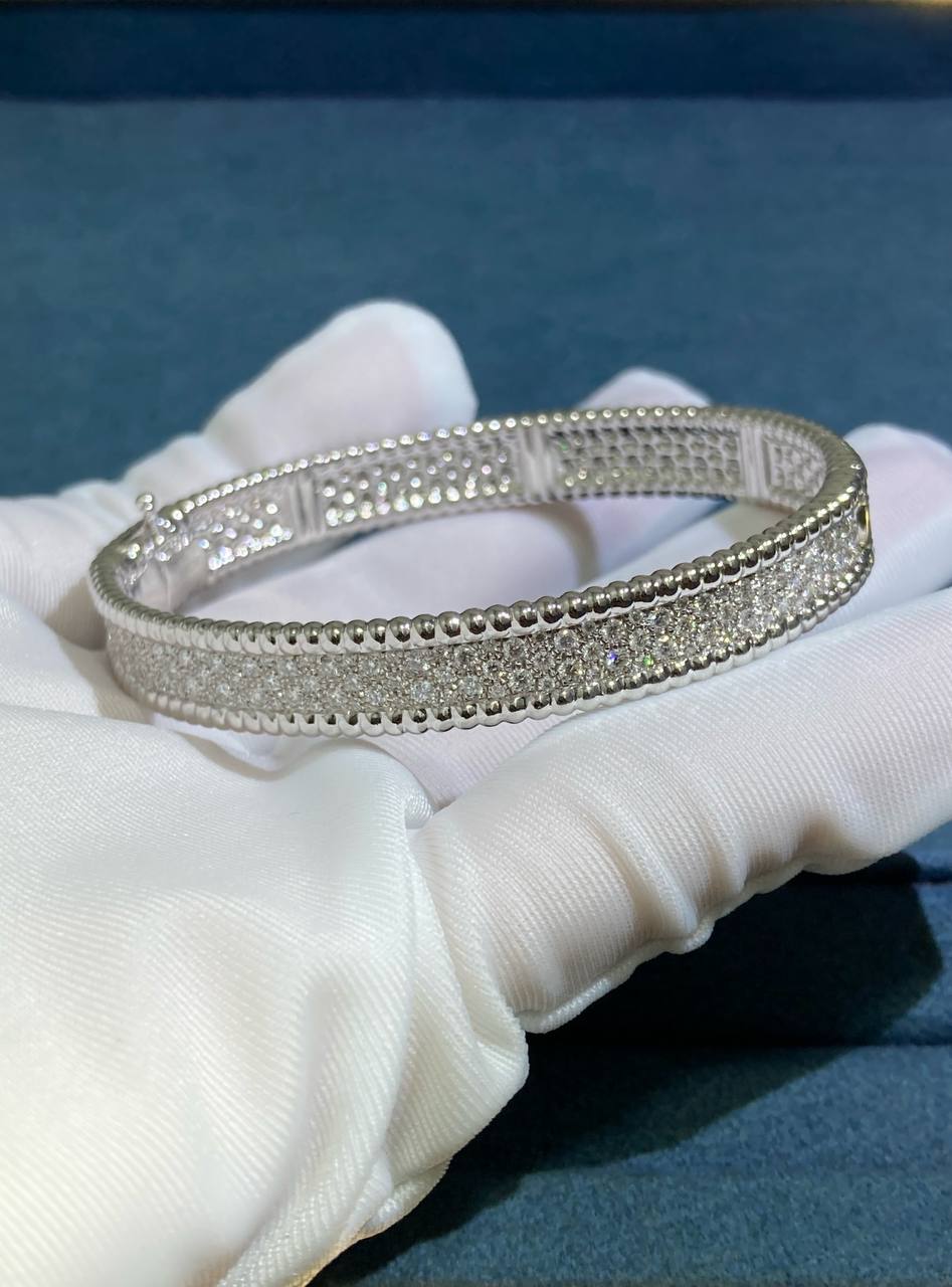 Pulsera VC con pavé completo de diamantes de 3 hileras