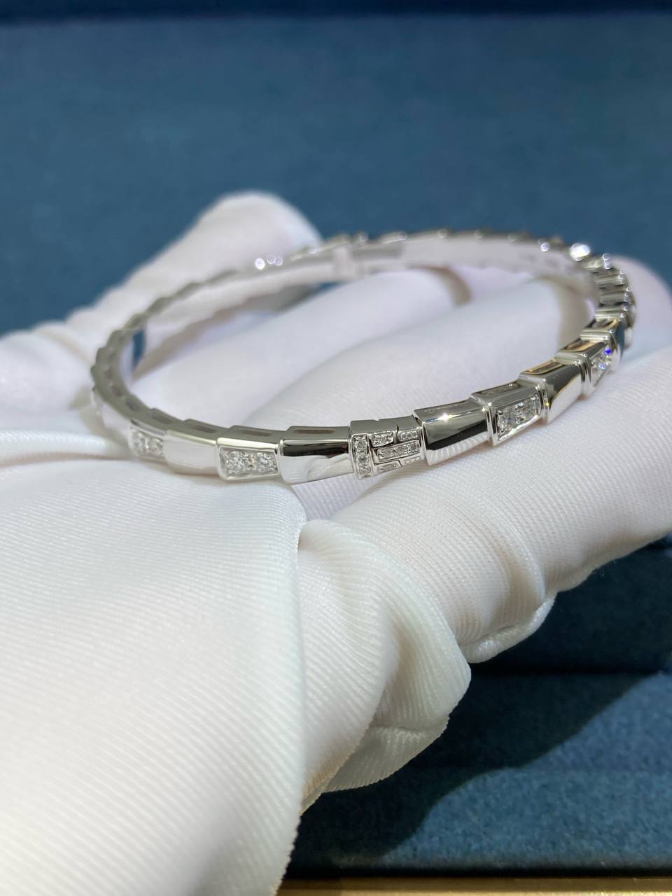 Serpent bracelet with diamonds