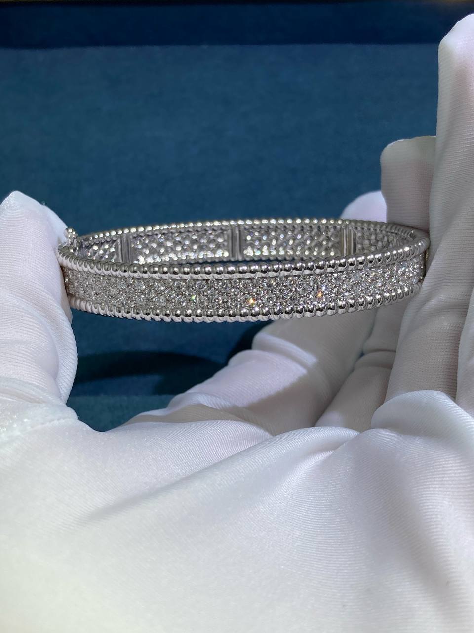 Pulsera VC con pavé completo de diamantes de 3 hileras