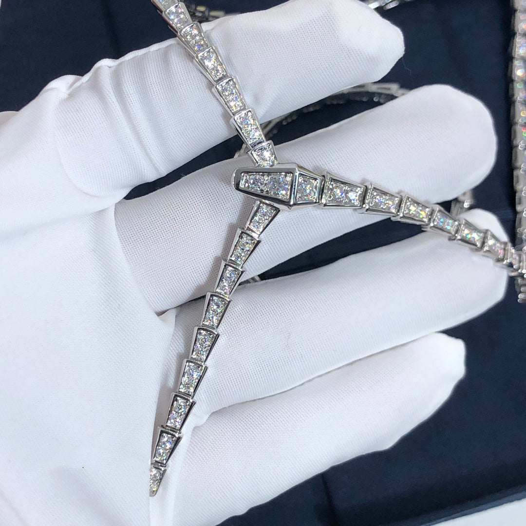 Collar de diamantes con forma de serpiente