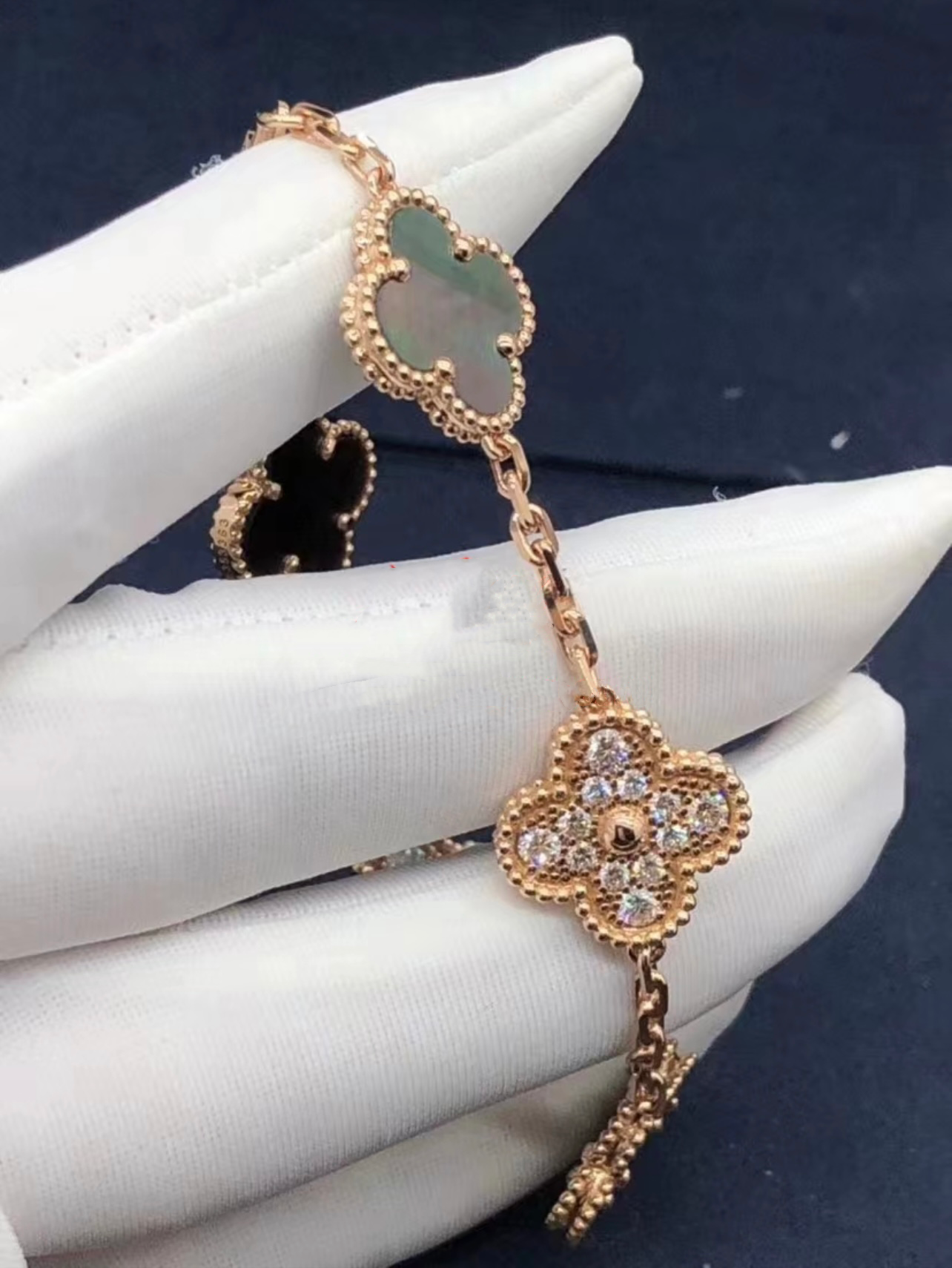 VC bracelet with grey Mother-Of-Pearl and diamonds
