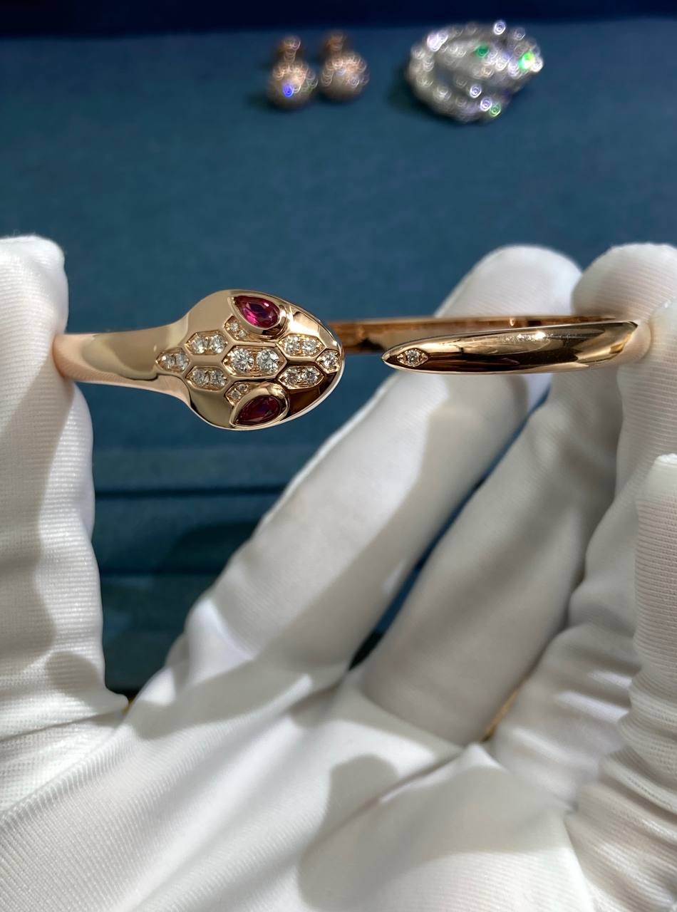 Pulsera de serpiente con diamantes y rubelitas