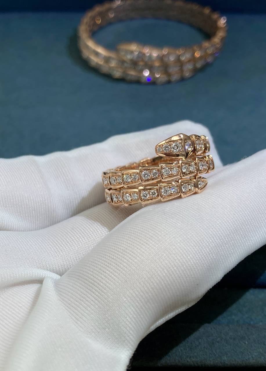 Anillo de diamantes de doble hilera con forma de serpiente