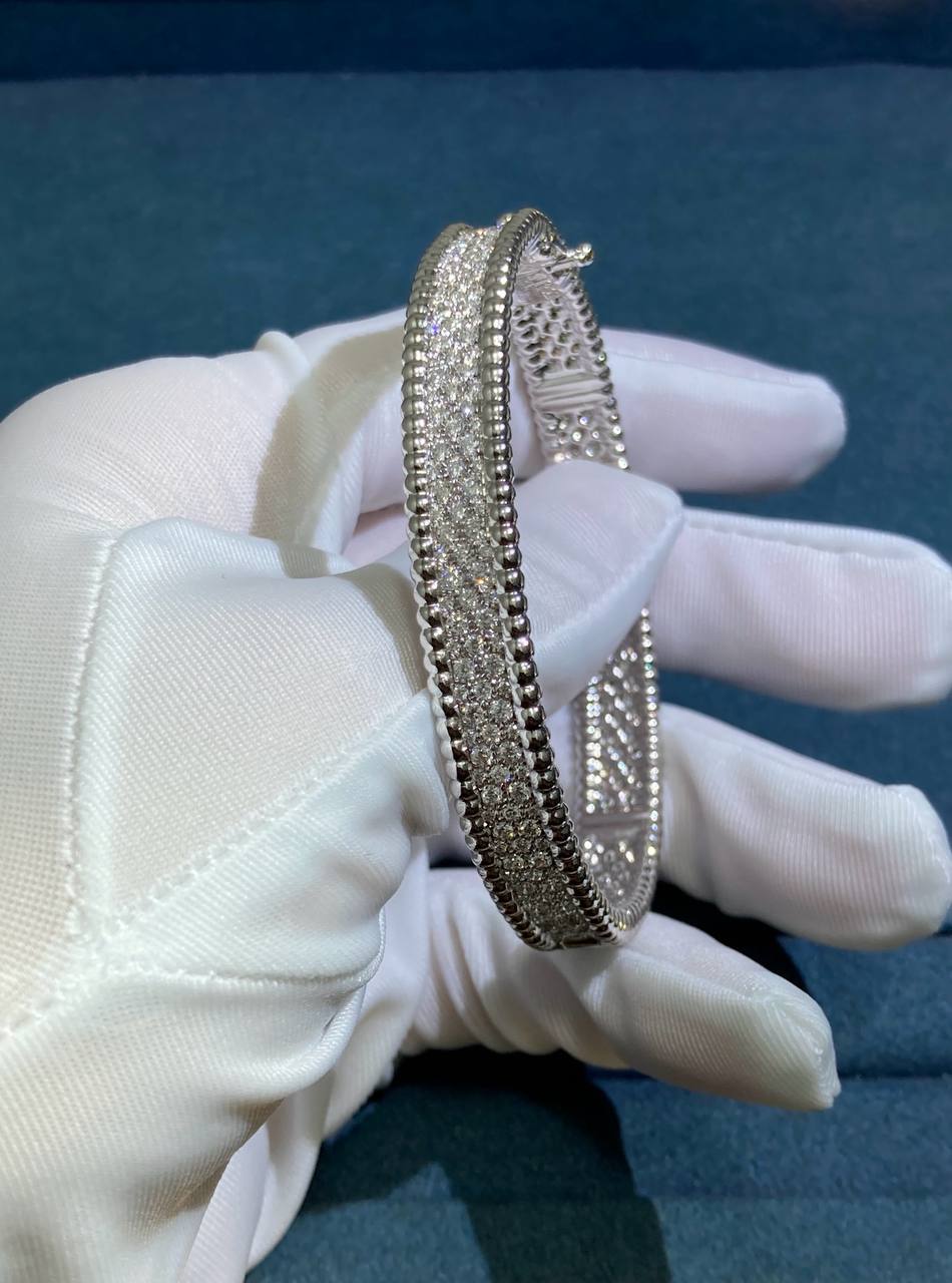 Pulsera VC con pavé completo de diamantes de 3 hileras
