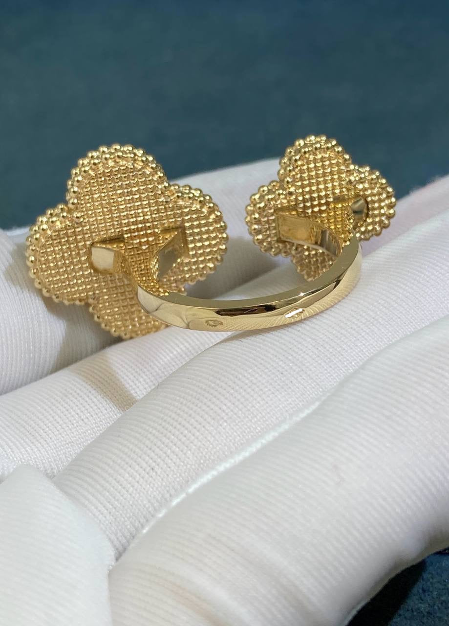VC between the finger ring with Malachite