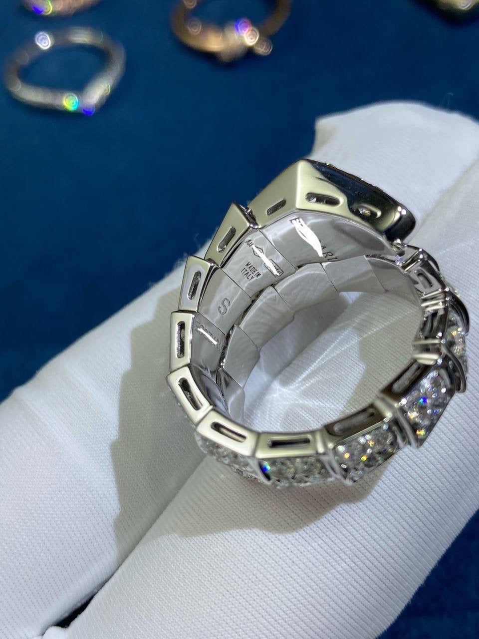 Serpent Single row diamond ring model L