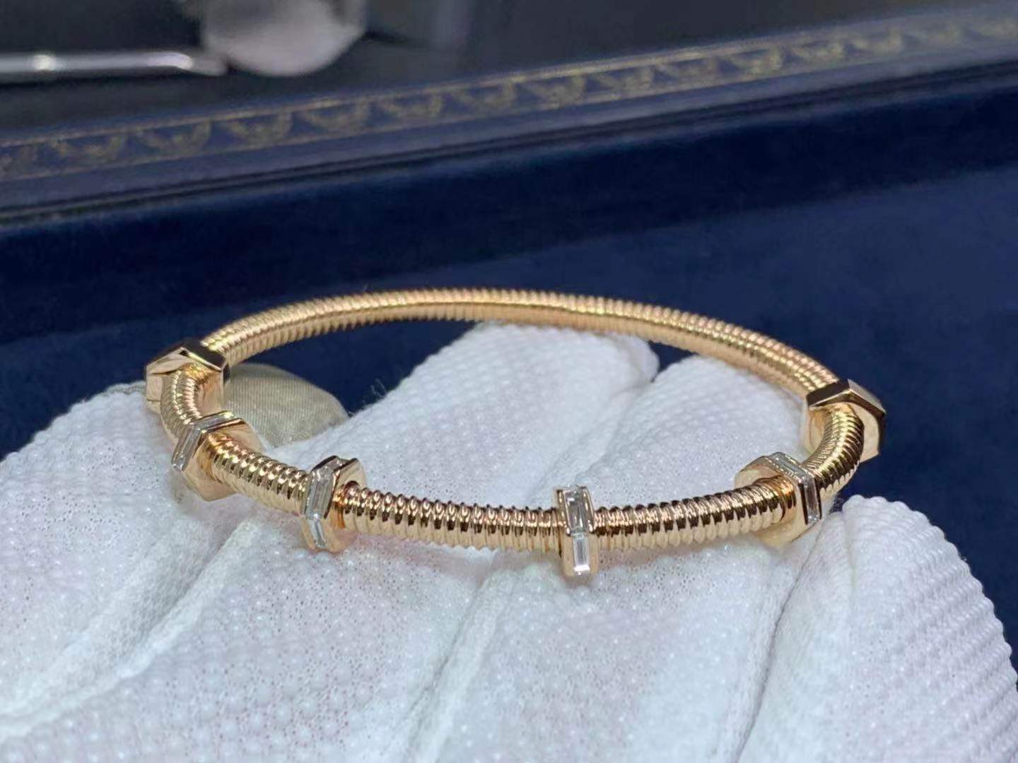 Screw bracelet with diamonds