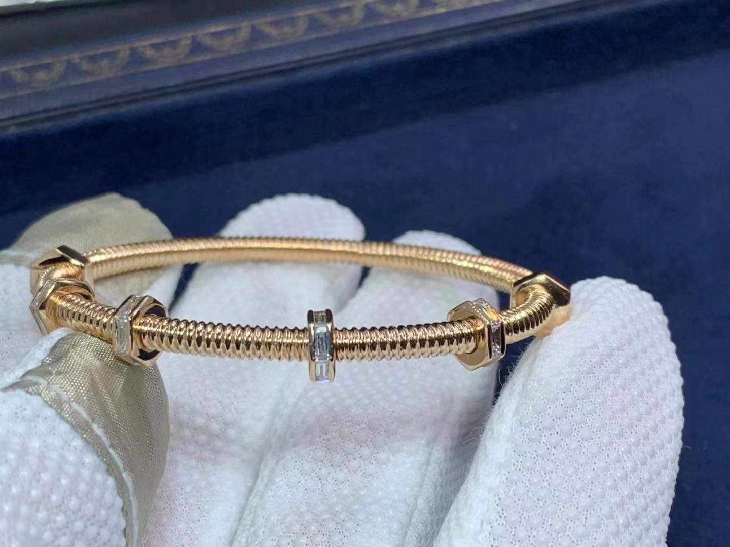 Screw bracelet with diamonds