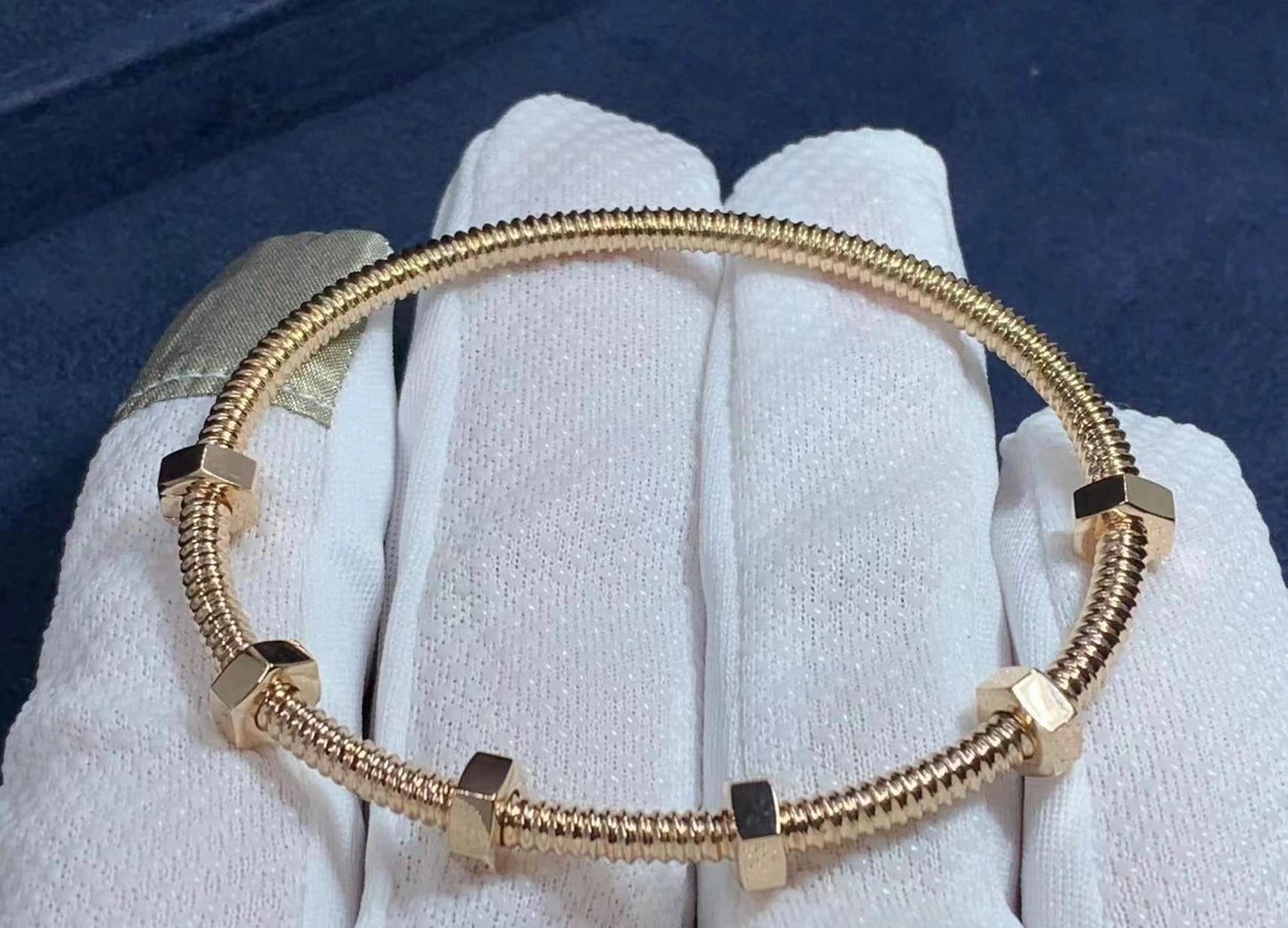 Screw bracelet