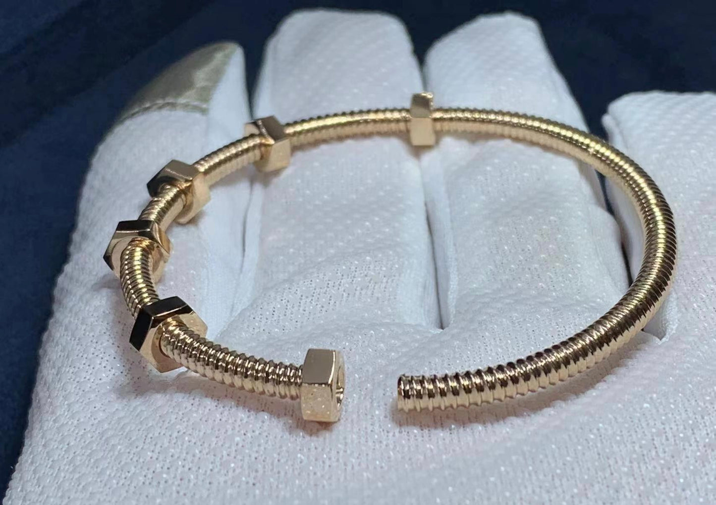 Screw bracelet