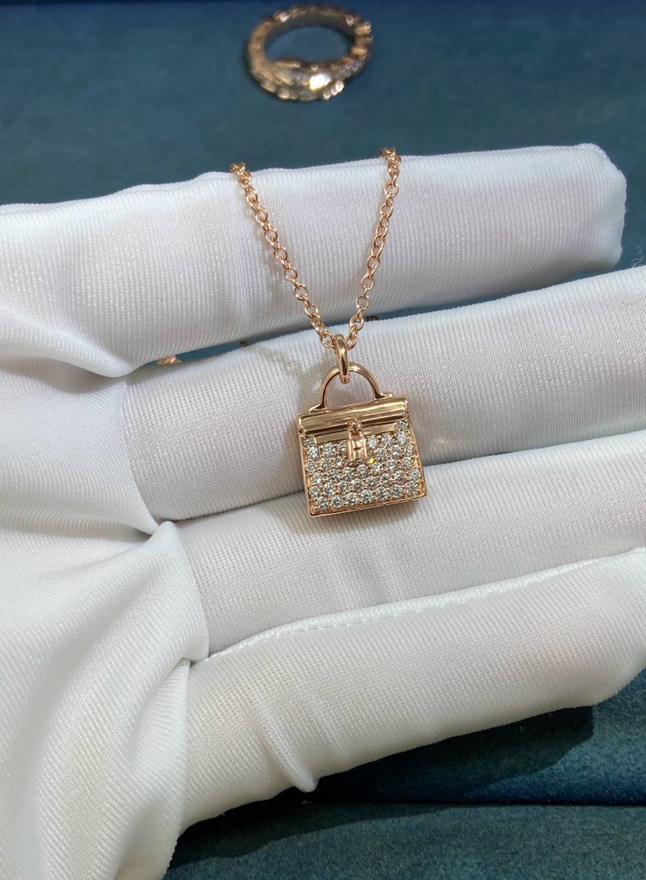 Amulettes Kelly pendant with pavé diamonds