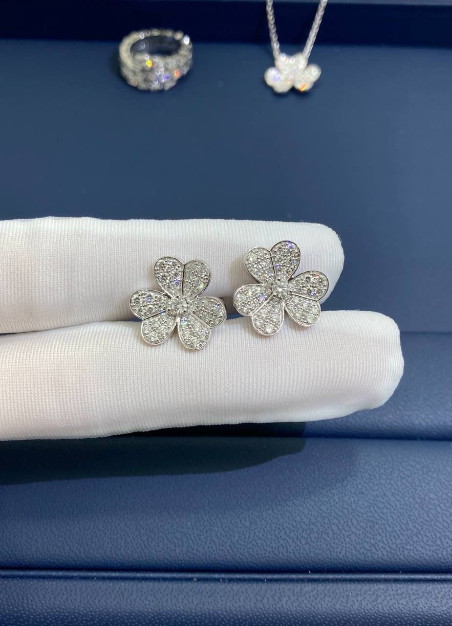 VC Floral earrings with pavé diamonds Small model