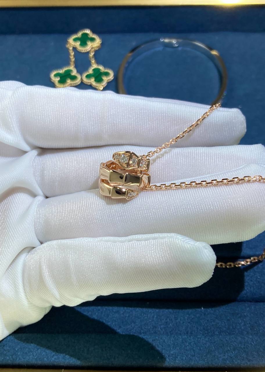 Serpent pendant with diamonds