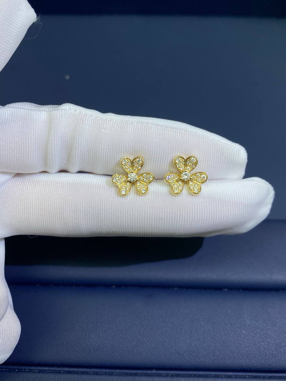 VC Floral earrings with pavé diamonds mini model