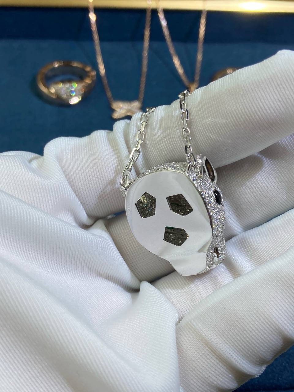 Panther full pavé diamond pendant