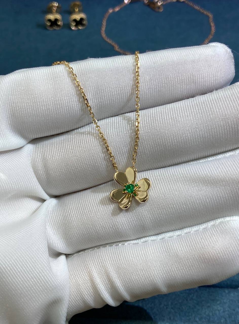 VC Floral pendant set with one emerald mini model