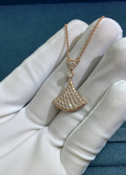 Diva’s pendant with diamonds