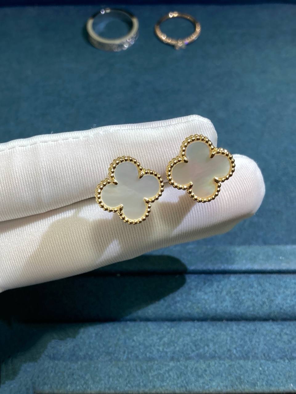 VC Mother-Of-Pearl earrings 15mm