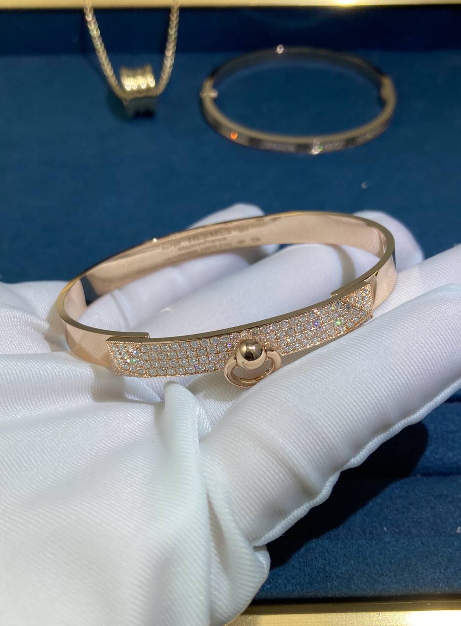 un. Bracelet collier de chaîne entièrement pavé de diamants
