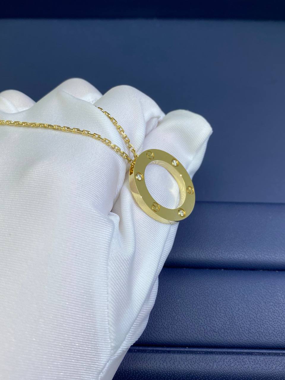 Love pendant with 3 diamonds