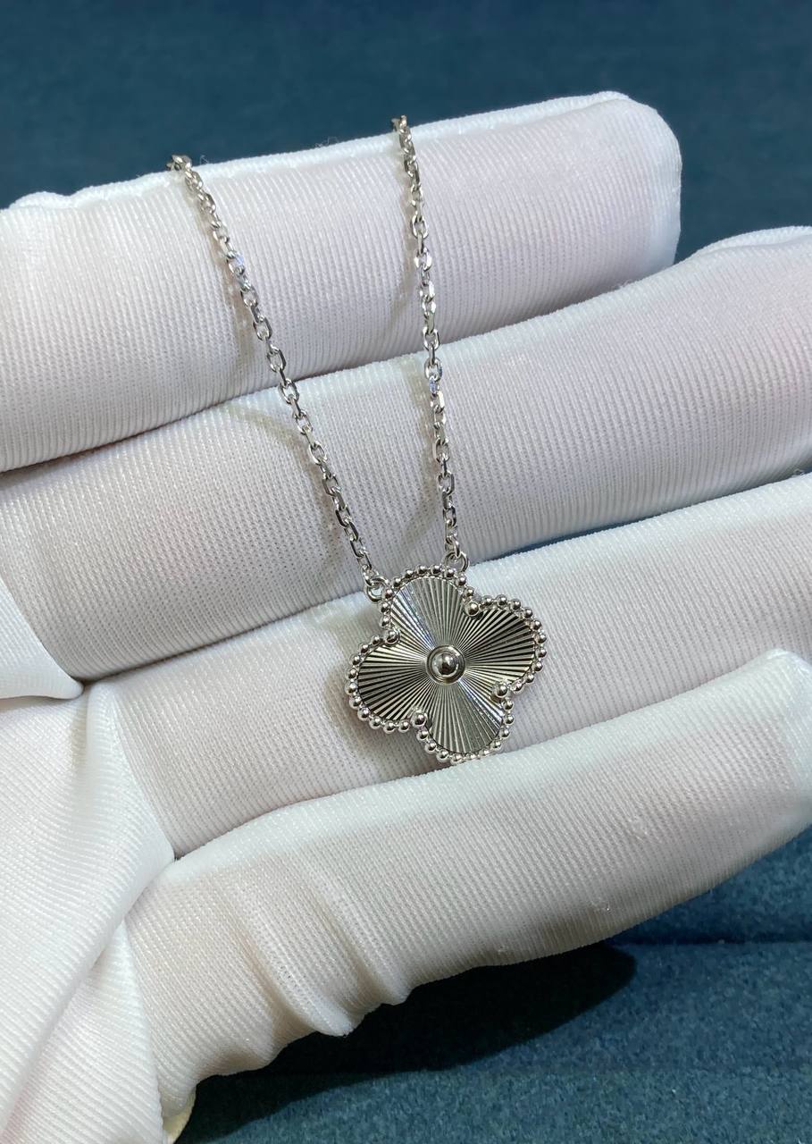 VC Guilloché pendant