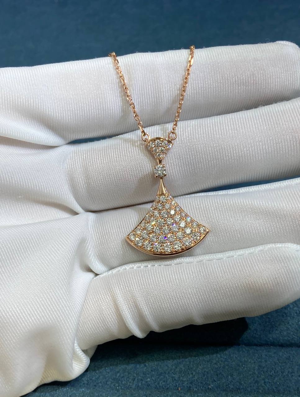 Diva’s pendant with diamonds