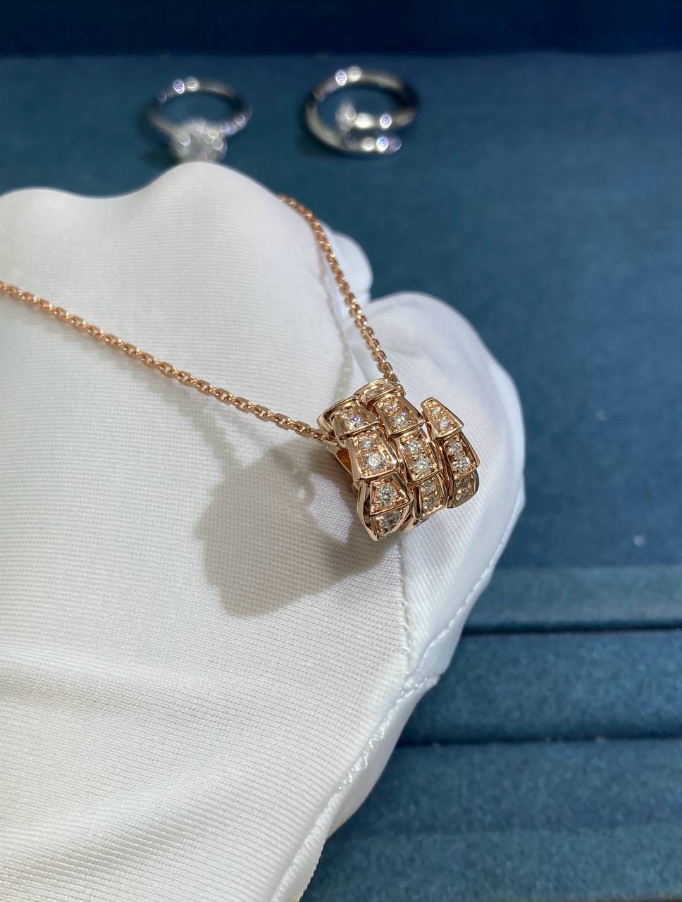 Serpent full pavé Diamond pendant