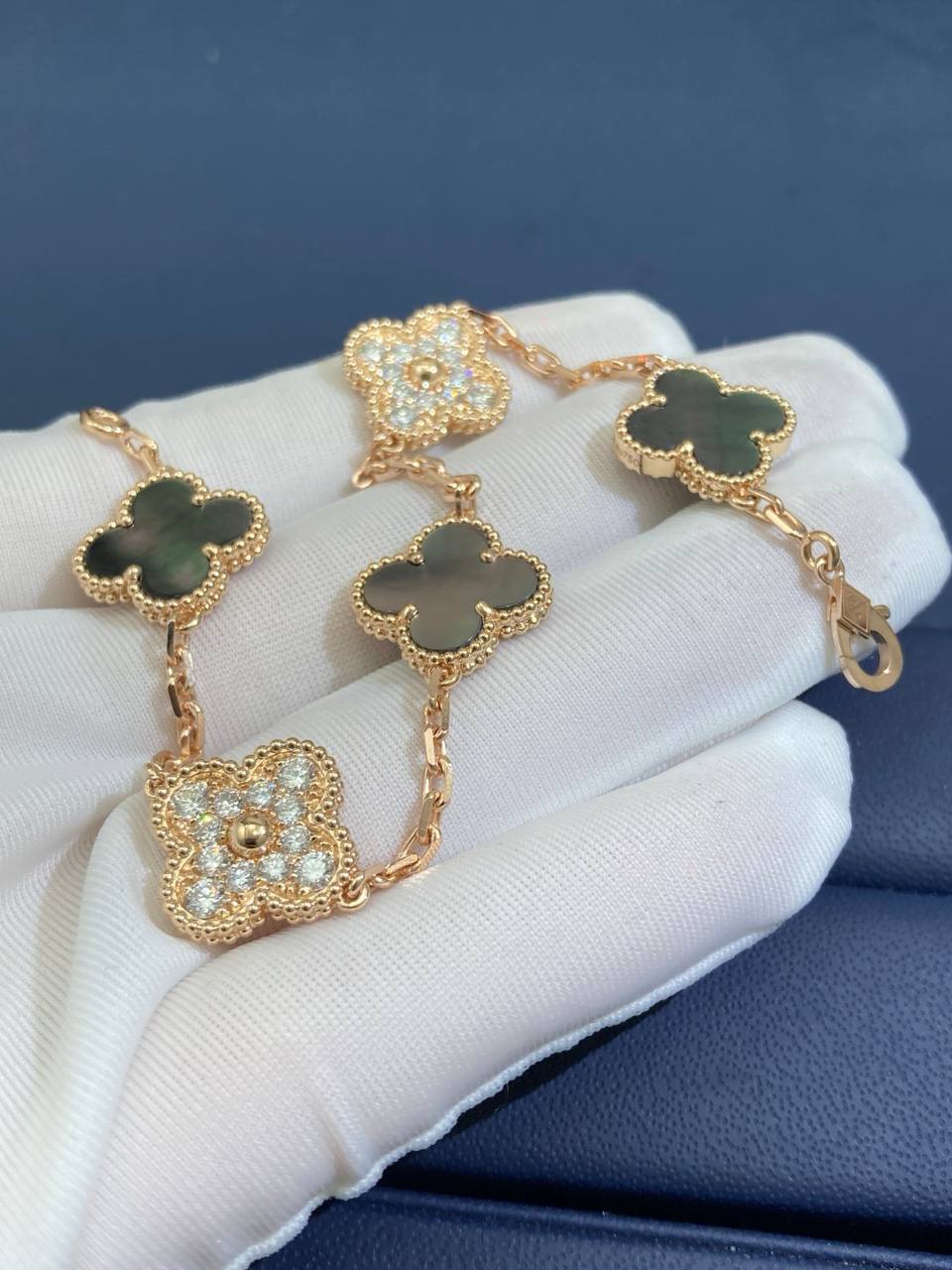 VC bracelet with grey Mother-Of-Pearl and diamonds